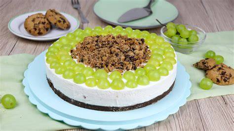 Geschichtete Torte mit Cookie-Bröseln und Weintrauben