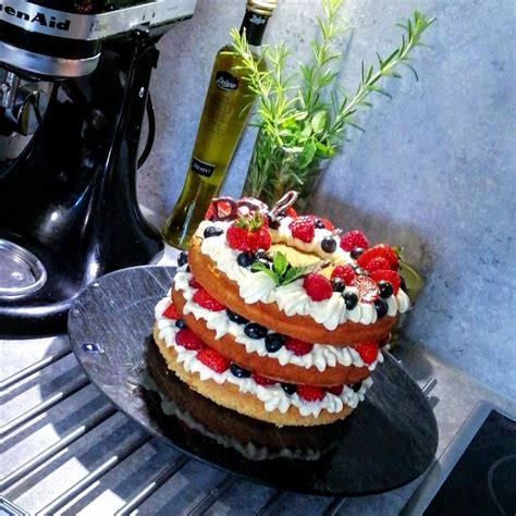 Geschichtete Vanilletorte mit Beeren und Dekoration