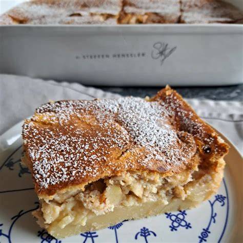 Geschichteter Apfelkuchen in Auflaufform