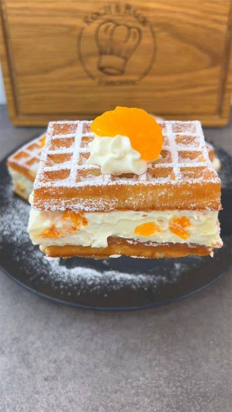 Geschichteter Waffelkuchen mit Mandarinen