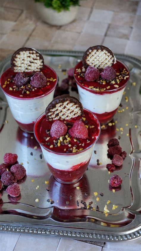 Geschichtetes Schokokuss Himbeer Dessert