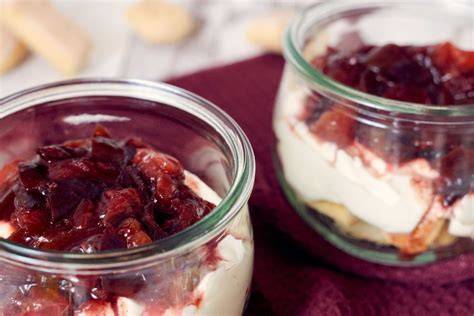 Geschichtetes Zwetschgen-Dessert im Glas