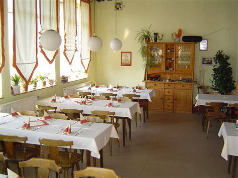 Geschlossene Geburtstagsgesellschaft im Café mit festlich dekorierten Tischen