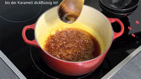 Geschmolzene Butter und karamellisierter Zucker in der Pfanne