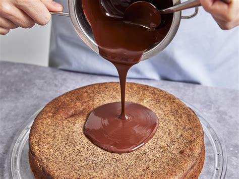 Geschmolzene Schokolade, die über den Kuchen verziert wird