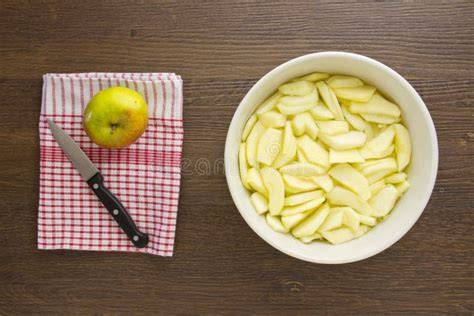Geschnittene Äpfel und geraspelte Äpfel in einer Schüssel