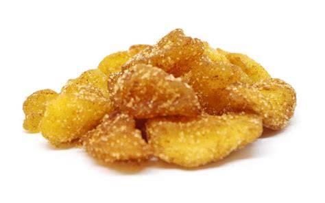 Geschnittene Apfelstücke mit Zimt und Zucker in einer Schüssel