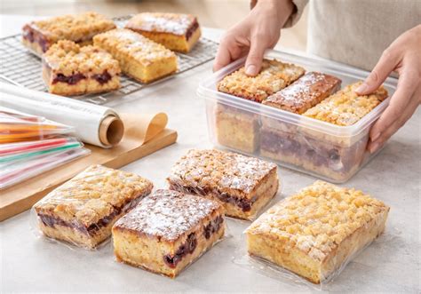Geschnittene Blechkuchenstücke auf Partytablett