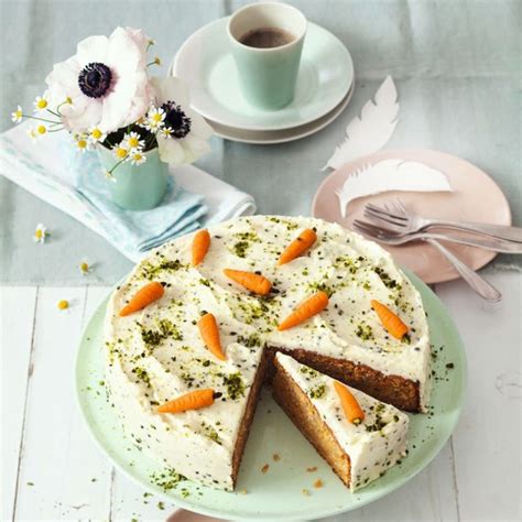 Geschnittene Rüblitorte in Kuchenbox gelagert