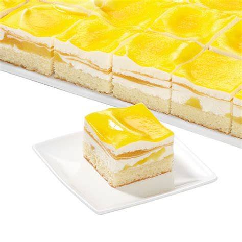 Geschnittener Blechkuchen in Stücke als Fingerfood