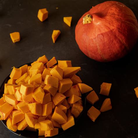 Geschnittener Hokkaido-Kürbis und gewürfelte Äpfel