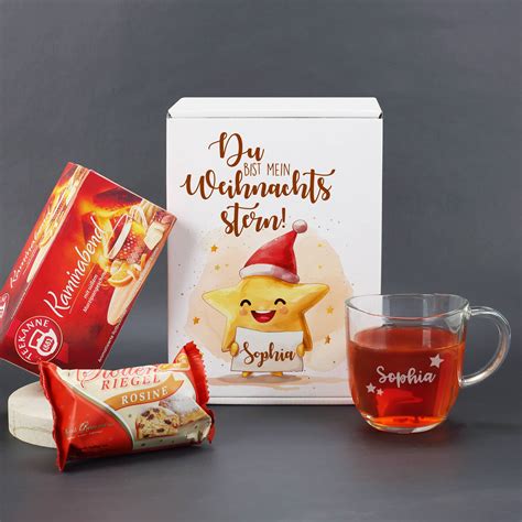 Geschnittener Stollen mit Tasse Tee, Weihnachtsdekoration