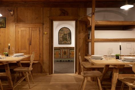 Geselliges Essen in einer traditionellen schwäbischen Stube