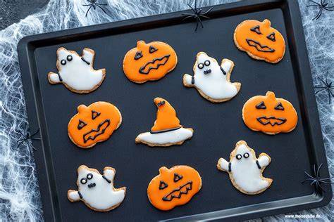 Gespensterkekse und Halloween-Motive dekorativ präsentiert