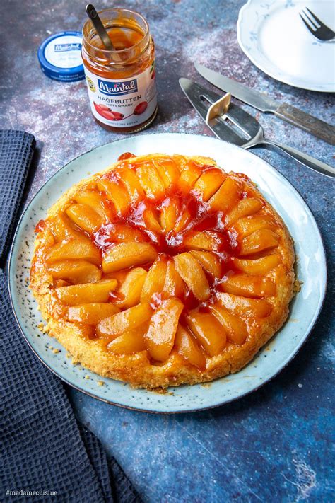 Gestürzte Tarte Tatin, angeschnitten mit Crème Fraîche und Tee