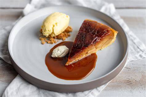 Gestürzte Tarte Tatin mit Vanilleeis