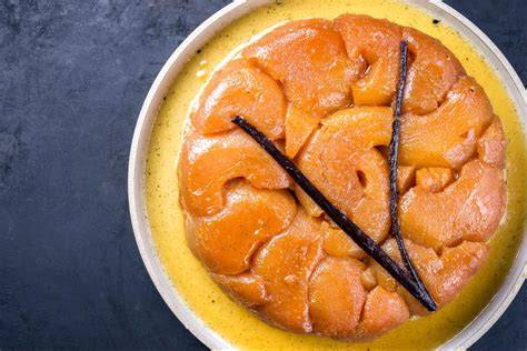 Gestürzter Agar-Agar-Mandarinenpudding auf einem Teller