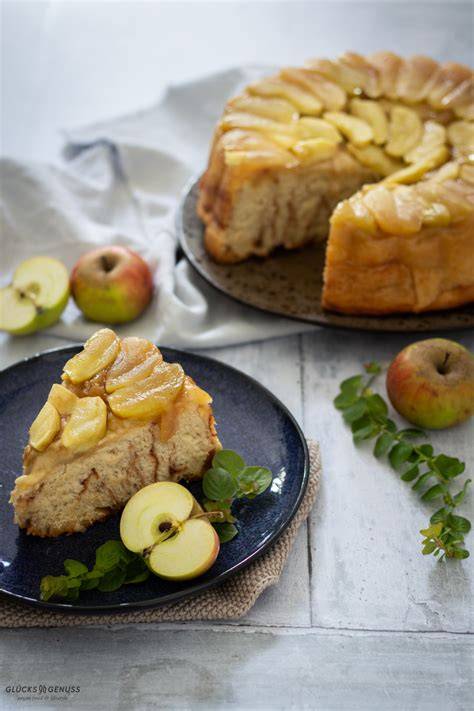 Gestürzter Apfel Karamell Kuchen fertig serviert auf einer Tortenplatte