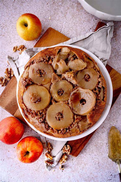 Gestürzter Apfelkuchen frisch aus der Form, Äpfel oben sichtbar