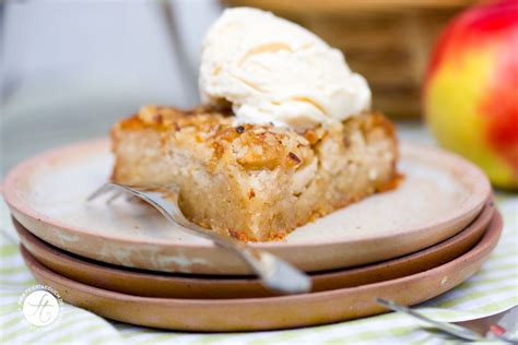 Gestürzter Apfelkuchen mit Mandeln, angerichtet auf einer Tortenplatte