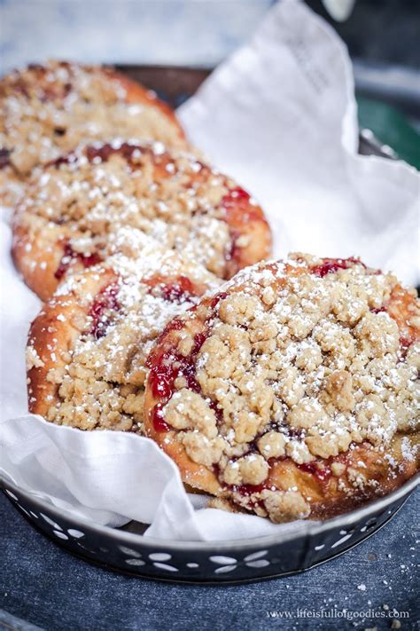 Gestalte deine Streuseltaler: Ausrollen, belegen mit Marmelade und streuseln
