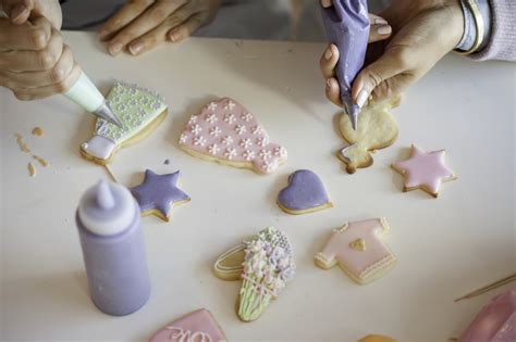 Gestaltete Kekse mit Zuckerguss und Royal Icing