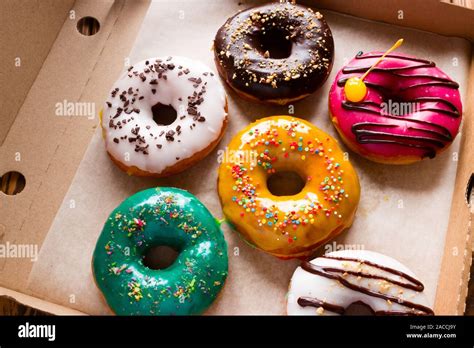 Gestapelte, frische Donuts zum Servieren auf einer Etagere