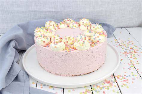 Gestapelte Benjamin Blümchen Torte mit bunten Streuseln und Cake Topper