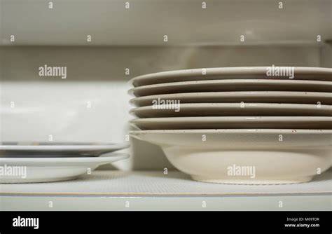Gestapelte Dessertteller im Küchenschrank