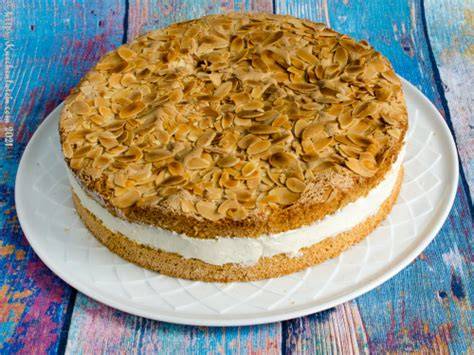 Gestapelte Donauwellentorte mit Buttercremefüllung