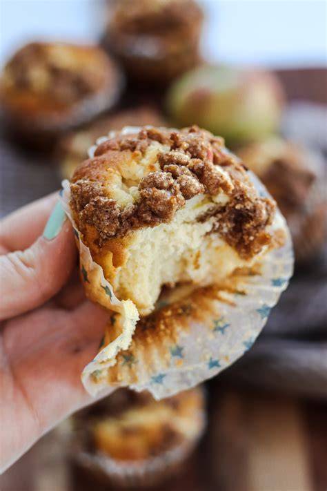 Gestapelte Muffins mit karamellbrauner Krume und Zuckerstreuseln