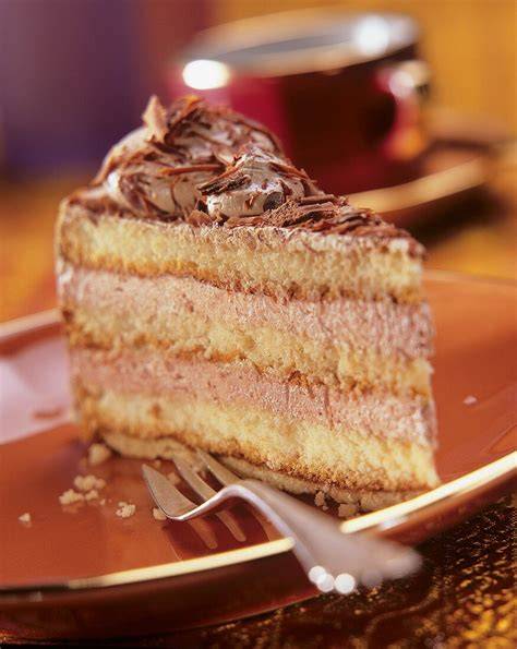 Gestapelte Napoleon-Torte mit Schokoladencreme