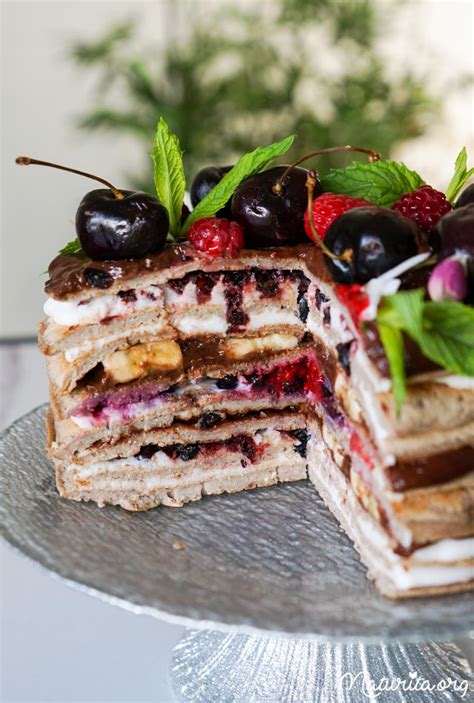 Gestapelte Pfannkuchen-Torte im Anschnitt
