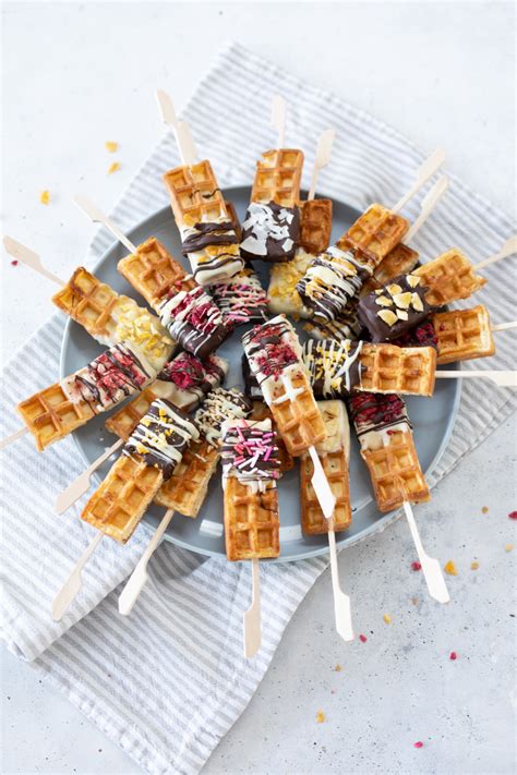 Gestapelte bunte Waffeln am Stiel
