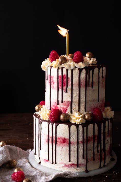 Gestapelte zweistöckige Torte mit Fondant-Dekor