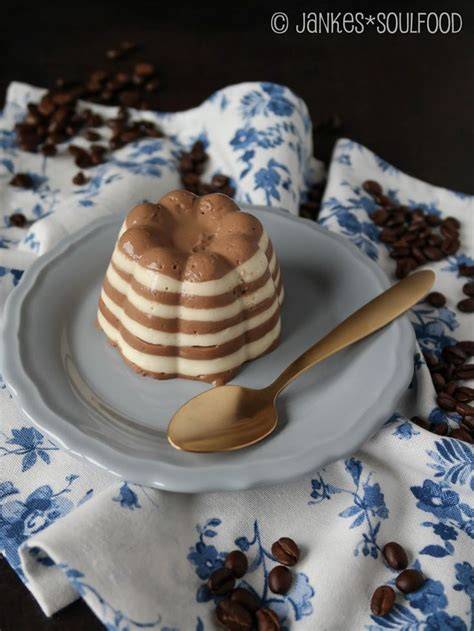 Gestreifter Kaffee-Sahne-Pudding in Glasförmchen