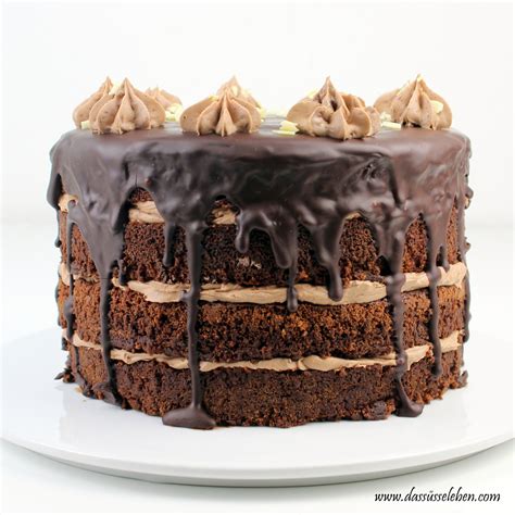 Gestufte Schichten der Schokoladentorte mit cremigem Frosting zwischen den Böden