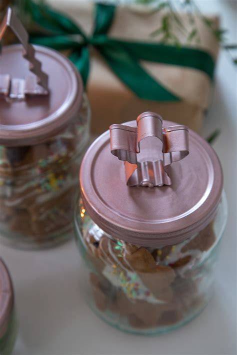 Gesund verpackte Kekse als Geschenkidee, Dose mit Schleife