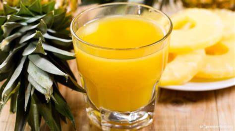 Gesunde Lifestyle-Produkte mit Ananassaft im Mittelpunkt