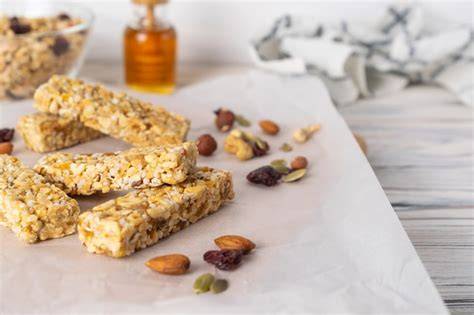 Gesunde Müslikekse mit Trockenfrüchten und Nüssen auf Holztisch