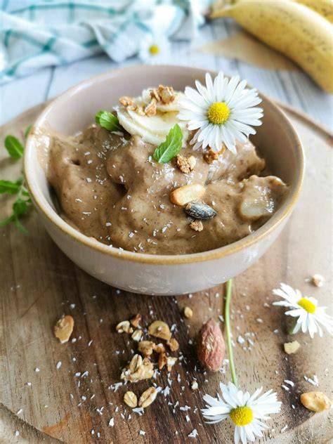 Gesunde Nicecream mit Bananen und Schokosauce