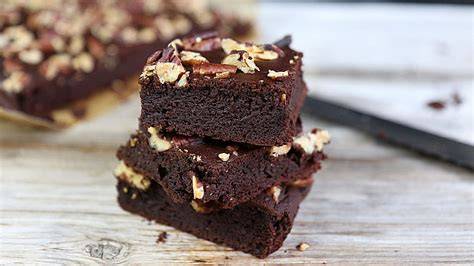Gesunde Snack-Auswahl: Fruchtriegel, Brownies und Erdnuss-Schoko-Riegel
