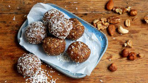 Gesunde Weihnachtskekse aus Trockenobst, Kokos und Nüssen
