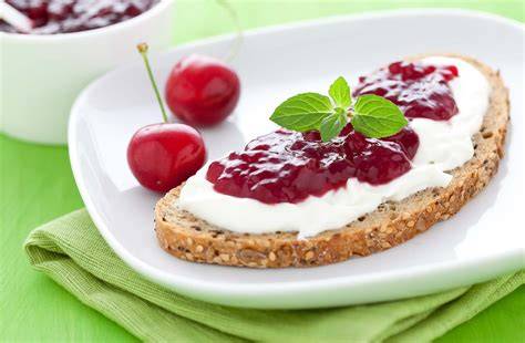 Gesunde Zutaten für Marmeladenbrot, Auswahl verschiedener Marmeladen