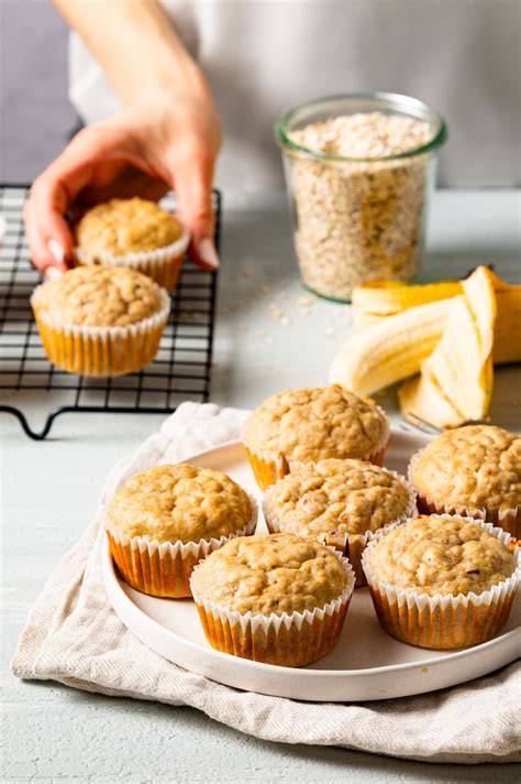 Gesunde und saftige Apfelmusmuffins ohne Zucker - angerichtet auf einem Teller