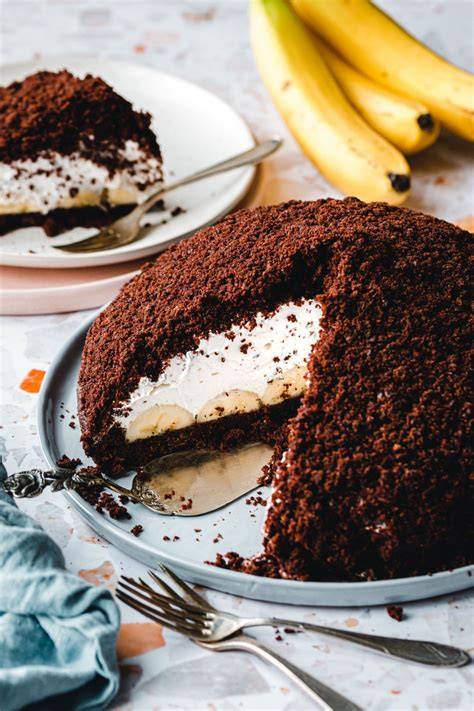 Gesunder Maulwurfkuchen mit verschiedenen Zutaten und Süßungsmitteln als Übersicht