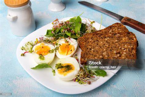 Gesundes Frühstück mit Himbeermarmelade auf Vollkornbrot