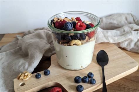 Gesundes Frühstück mit Zimt: Quark, Beeren, Walnüsse