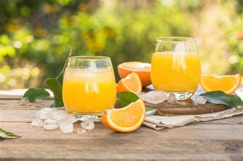 Getränkeauswahl: Limonaden, Mate, Wasser und frisch gepresster Orangensaft