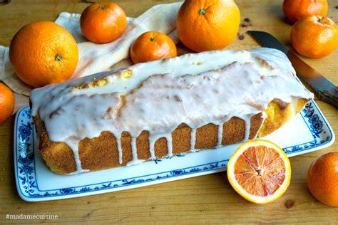 Getränkter Orangenkuchen mit Zuckerguss